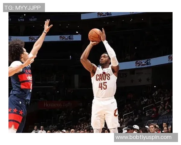 米切尔半场表现低迷仅得15分三分球命中率堪忧状态需提升 米切尔半场表现低迷仅得15分三分球命中率堪忧状态需提升